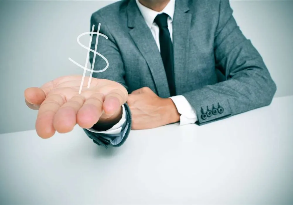 Come negoziare migliori condizioni su un prestito Introduzione Sinceramente, capire come negoziare migliori condizioni su un prestito è una competenza che molte persone sottovalutano. Spesso si pensa che le condizioni offerte dalla banca siano definitive, quasi “non negoziabili”. Tuttavia, la realtà è più flessibile di quanto sembri. Personalmente, trovo che questo tema sia particolarmente interessante perché mostra quanto il rapporto con l’istituto finanziario non sia completamente passivo. Inoltre, anche piccoli miglioramenti nelle condizioni – come un tasso leggermente più basso – possono tradursi in risparmi significativi nel tempo. Così, imparare a negoziare diventa uno strumento concreto per gestire meglio le proprie finanze. È davvero possibile negoziare un prestito? Il margine di flessibilità Prima di tutto, è importante sapere che esiste un certo margine di trattativa. Le banche hanno interesse a concedere prestiti, ma anche a mantenere clienti affidabili. Ad esempio, un cliente con un buon profilo finanziario può ottenere condizioni migliori rispetto a quelle inizialmente proposte. Quando la negoziazione è più efficace Inoltre, la negoziazione funziona meglio in alcune situazioni: quando si ha una buona storia creditizia quando si confrontano più offerte quando si ha un reddito stabile Personalmente, credo che la preparazione sia fondamentale per avere successo. Prepararsi alla negoziazione Conoscere il proprio profilo Ademais, il primo passo è conoscere la propria situazione finanziaria. Questo include: reddito debiti esistenti storico dei pagamenti Sinceramente, senza questa consapevolezza è difficile negoziare in modo efficace. Informarsi sul mercato Inoltre, confrontare diverse offerte permette di avere un punto di riferimento. Personnellement, je crois che arrivare preparati con alternative concrete sia una delle strategie più efficaci. Cosa si può negoziare Tasso di interesse Consequentemente, uno degli elementi principali è il tasso di interesse. Anche una piccola riduzione può avere un impatto significativo nel tempo. Personalmente, trovo che questo sia l’aspetto più importante. Durata e condizioni Inoltre, è possibile discutere la durata del prestito e alcune condizioni accessorie. Toutefois, ogni modifica deve essere valutata attentamente, perché può influenzare il costo totale. Strategie efficaci Mostrare affidabilità Inoltre, dimostrare stabilità e responsabilità finanziaria può rafforzare la propria posizione. Ad esempio, avere un reddito stabile e pochi debiti è un vantaggio. Utilizzare offerte concorrenti Ainsi, presentare proposte di altre banche può incentivare l’istituto a migliorare le condizioni. Personnellement, je trouve che questa sia una strategia molto potente. Errori da evitare Accettare subito la prima offerta Per altro, uno degli errori più comuni è accettare senza discutere. Sinceramente, spesso c’è spazio per migliorare le condizioni. Non leggere i dettagli Inoltre, ignorare le condizioni contrattuali può portare a sorprese. Personalmente, penso che ogni dettaglio debba essere analizzato. Il ruolo del timing Momenti più favorevoli Inoltre, il momento della richiesta può influenzare la negoziazione. Ad esempio, periodi promozionali o obiettivi commerciali possono offrire migliori opportunità. Relazione con la banca Toutefois, avere un buon rapporto con la banca può fare la differenza. Personalmente, credo che la fiducia reciproca sia un elemento importante. Come migliorare nel tempo Costruire una reputazione finanziaria Ainsi, mantenere una buona gestione delle finanze aiuta a ottenere condizioni migliori in futuro. Personnellement, je crois che questo sia un investimento a lungo termine. Monitorare le opportunità Inoltre, rivedere periodicamente le condizioni dei propri prestiti può portare a miglioramenti. Così, si può adattare la strategia alle nuove condizioni di mercato. La mia opinione Sinceramente, credo che negoziare migliori condizioni su un prestito sia non solo possibile, ma anche necessario. D’un altro lato, penso che molte persone non lo facciano per mancanza di informazioni o sicurezza. Tuttavia, anche piccoli miglioramenti possono fare una grande differenza. Personalmente, vedo la negoziazione come una competenza utile, che può portare benefici concreti nel tempo. Conclusione In conclusione, capire come negoziare migliori condizioni su un prestito significa adottare un approccio più attivo e consapevole. Abbiamo visto cosa è possibile negoziare, quali strategie utilizzare e quali errori evitare. Tuttavia, ogni situazione è diversa e richiede adattamento. Così, invece di accettare passivamente le condizioni proposte, è utile informarsi, confrontare e negoziare, per ottenere risultati migliori nel lungo periodo. Meta descrizione: Scopri come negoziare migliori condizioni su un prestito con strategie efficaci, consigli pratici ed errori da evitare per risparmiare nel tempo Parola chiave: negoziare condizioni prestito Slug: negoziare-condizioni-prestito